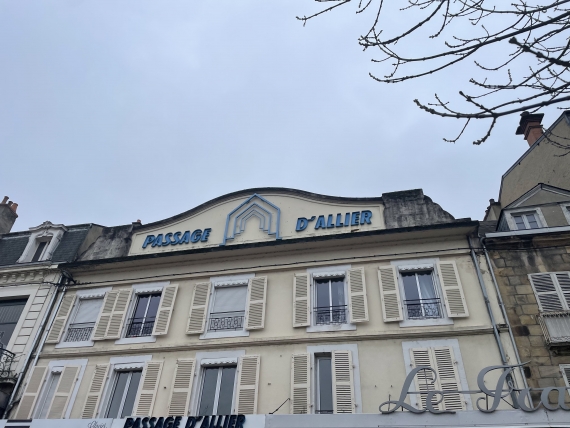 Hypercentre. Appartement donnant sur la Place d'Allier.