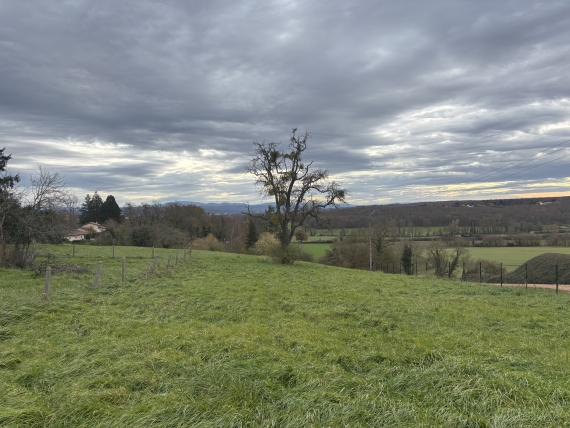 Vendat. Terrain de 3 505 m2 avec vue panoramique.